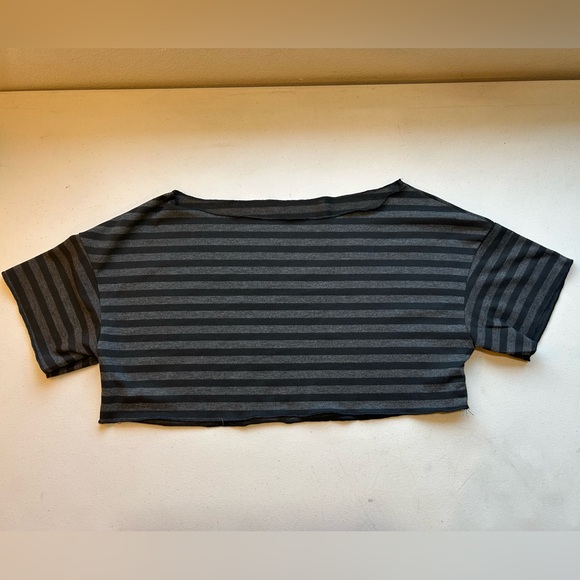 Black & Grey Striped Off the Shoulder Cropped Top Blouse Woman’s Juniors Small - Picture 3 of 6